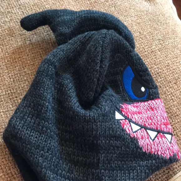 NWOT   TASSLE HAT with MATCHING GLOVES - Picture 2 of 3